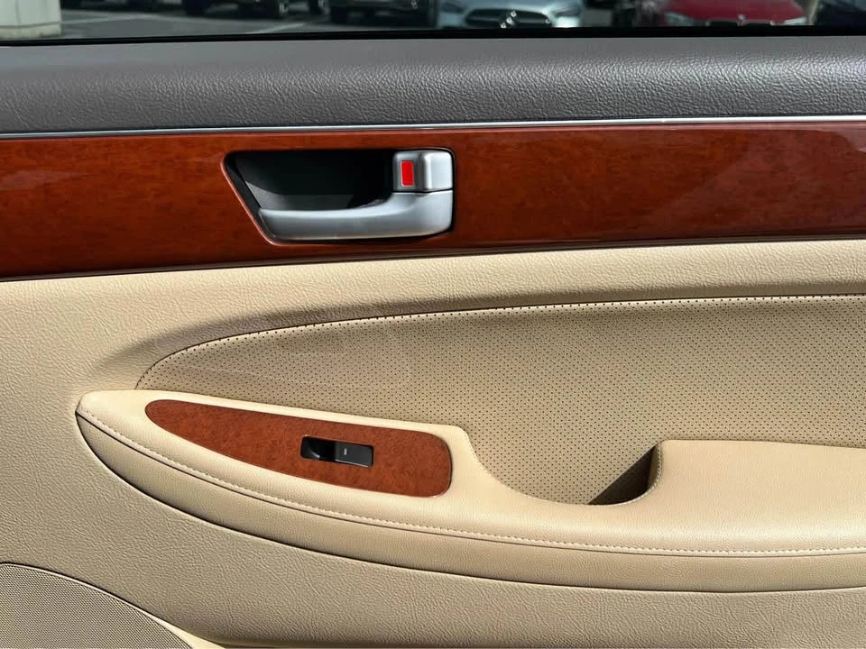2013 Hyundai Genesis - Image 17 of 20