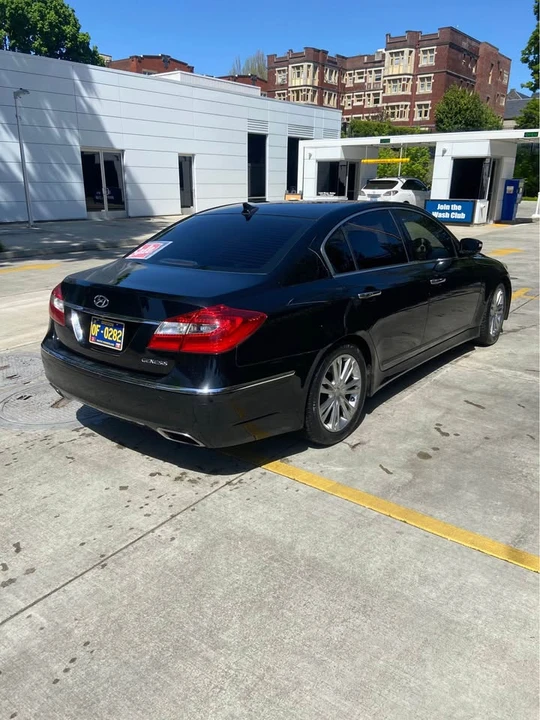 2013 Hyundai Genesis - Image 2 of 15