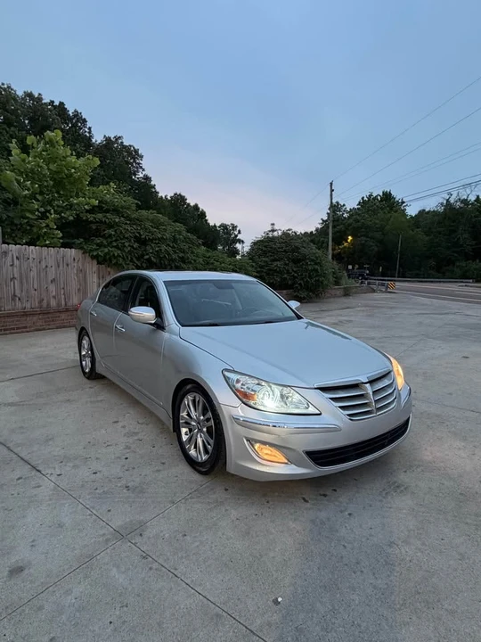 2013 Hyundai Genesis - Image 2 of 15