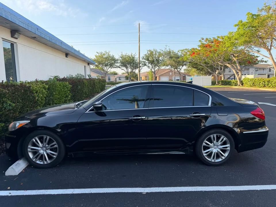 2013 Hyundai Genesis - Image 4 of 10