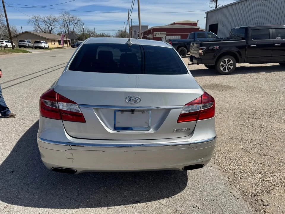2013 Hyundai Genesis - Image 15 of 17