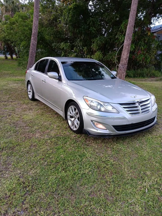 2013 Hyundai Genesis - Image 2 of 10