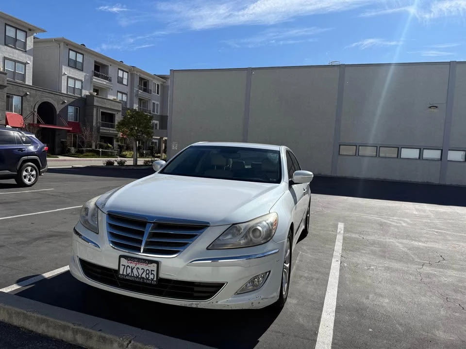 2013 Hyundai Genesis - Image 2 of 11