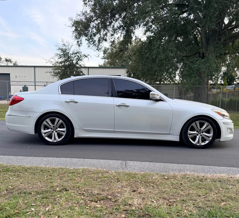 2013 Hyundai Genesis - Image 2 of 11