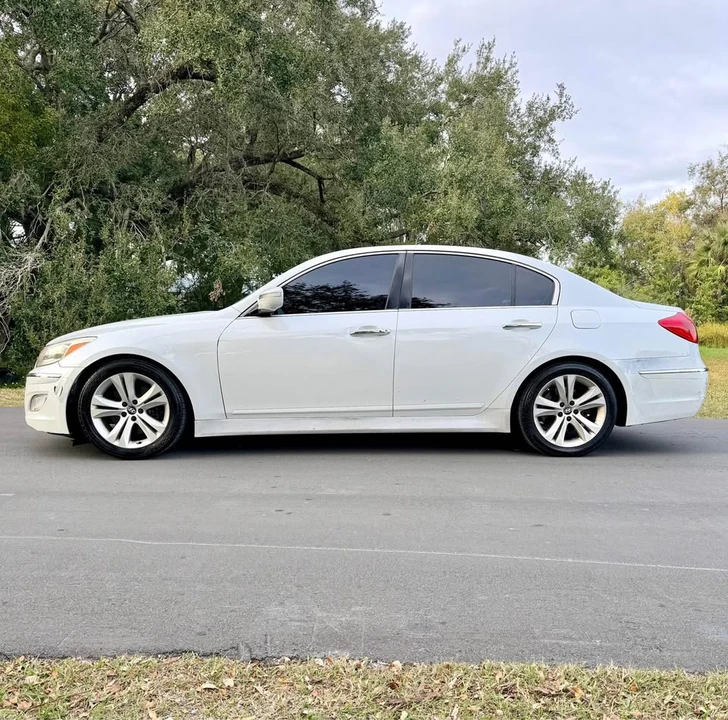 2013 Hyundai Genesis - Image 4 of 12