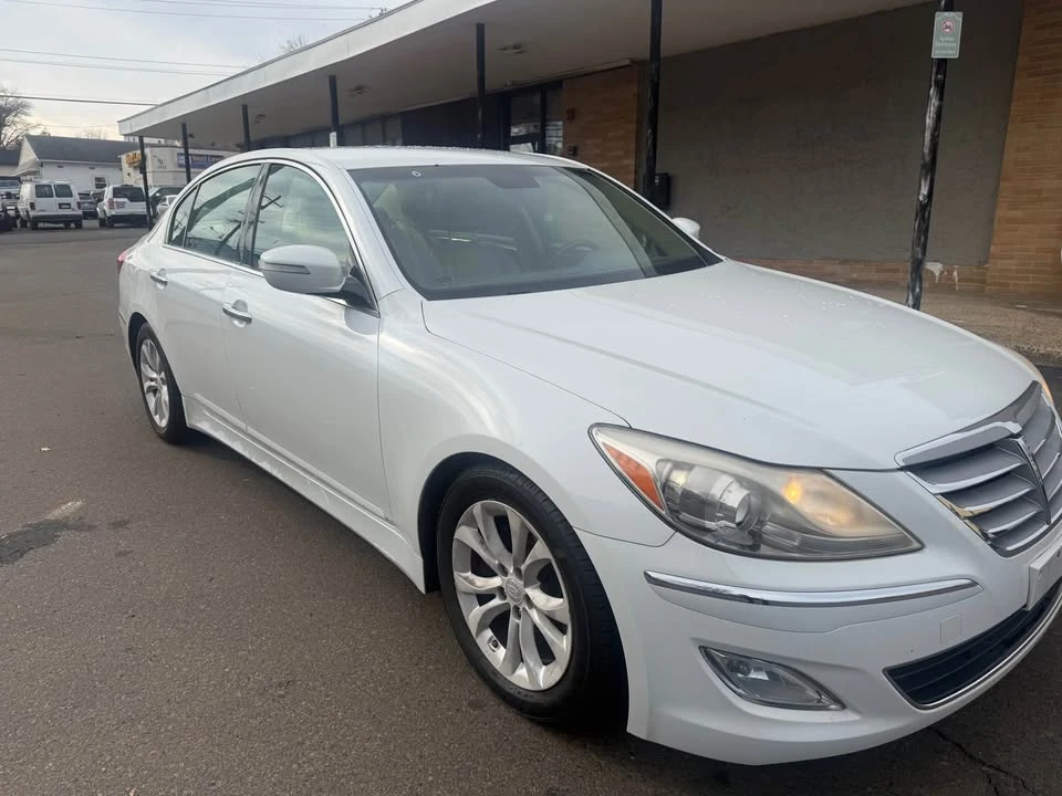 2013 Hyundai Genesis - Image 2 of 11