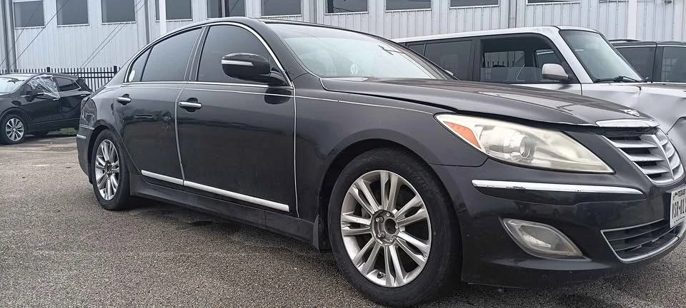 2013 Hyundai Genesis - Image 2 of 2