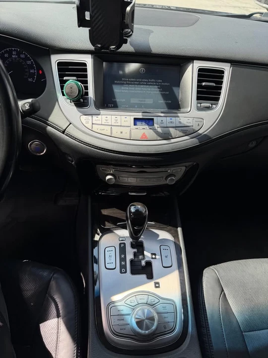 2013 Hyundai Genesis - Image 13 of 19