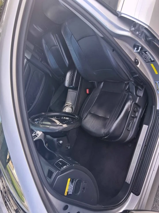 2013 Hyundai Genesis - Image 7 of 17