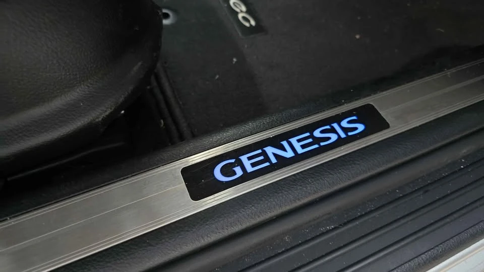 2013 Hyundai Genesis - Image 14 of 17