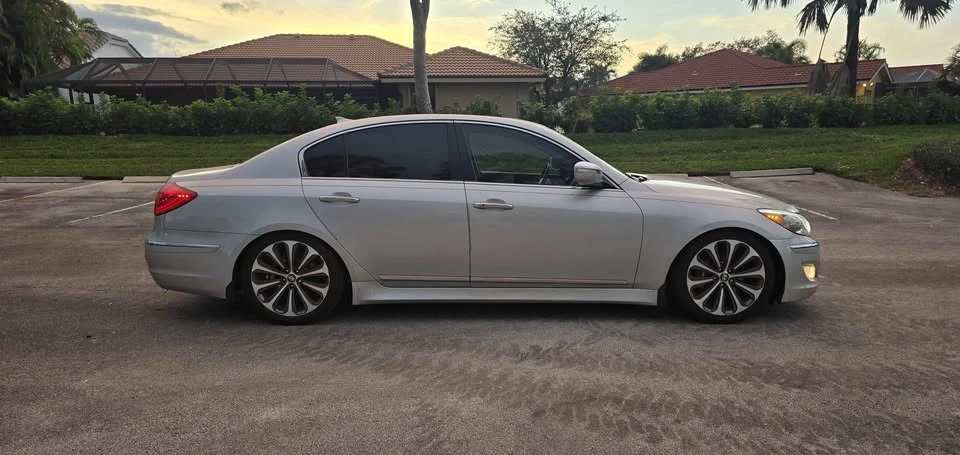 2013 Hyundai Genesis - Image 6 of 17