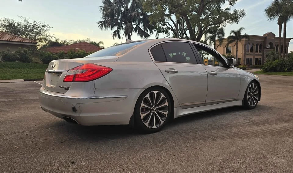 2013 Hyundai Genesis - Image 5 of 17