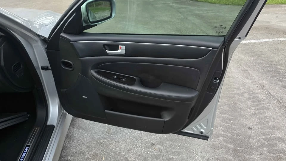 2013 Hyundai Genesis - Image 12 of 17