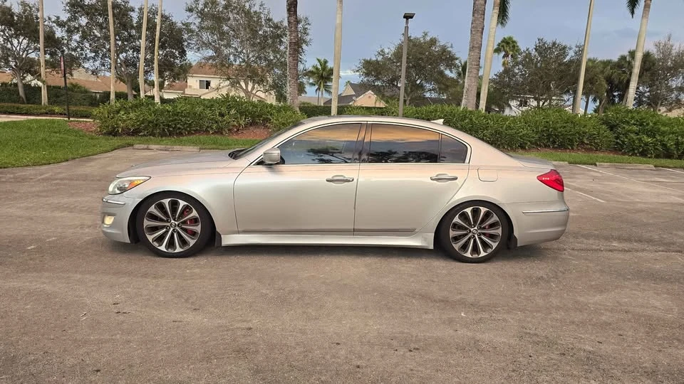 2013 Hyundai Genesis - Image 2 of 17
