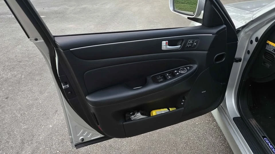 2013 Hyundai Genesis - Image 11 of 17