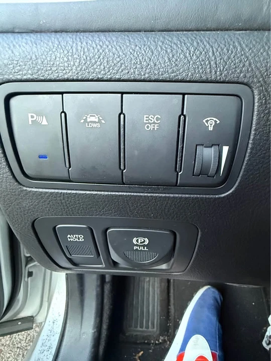 2013 Hyundai Genesis - Image 17 of 18