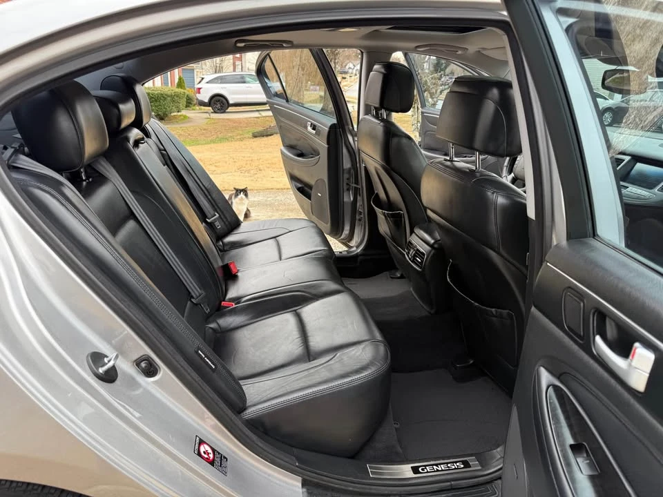 2013 Hyundai Genesis - Image 10 of 18