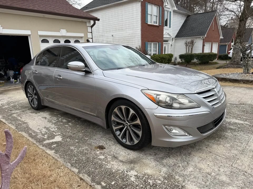 2013 Hyundai Genesis - Image 2 of 18