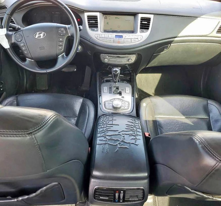 2013 Hyundai Genesis - Image 2 of 3
