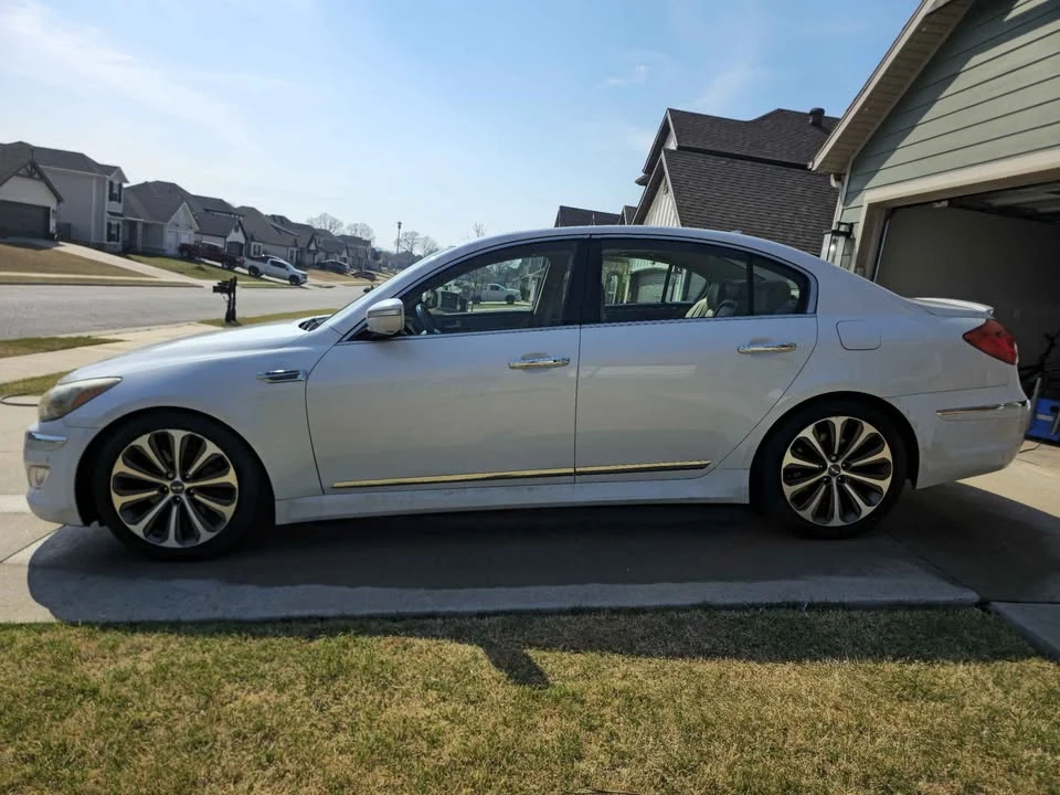 2013 Hyundai Genesis - Image 2 of 14