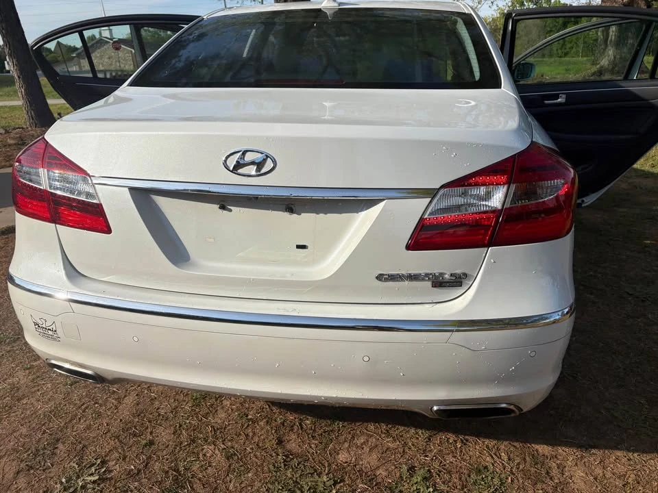 2013 Hyundai Genesis - Image 17 of 20