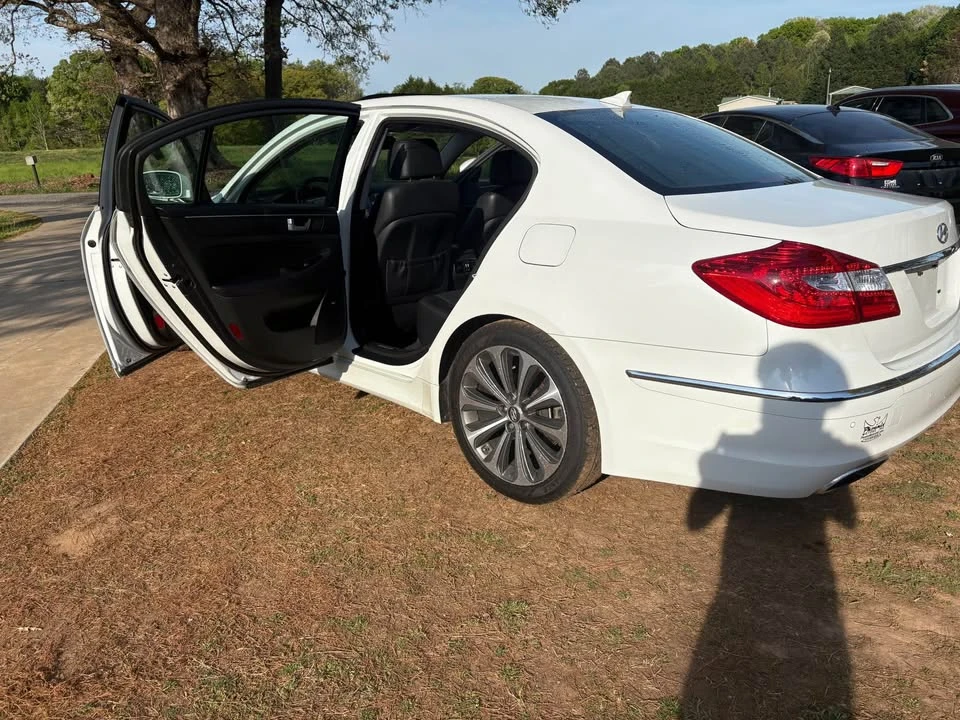 2013 Hyundai Genesis - Image 16 of 20