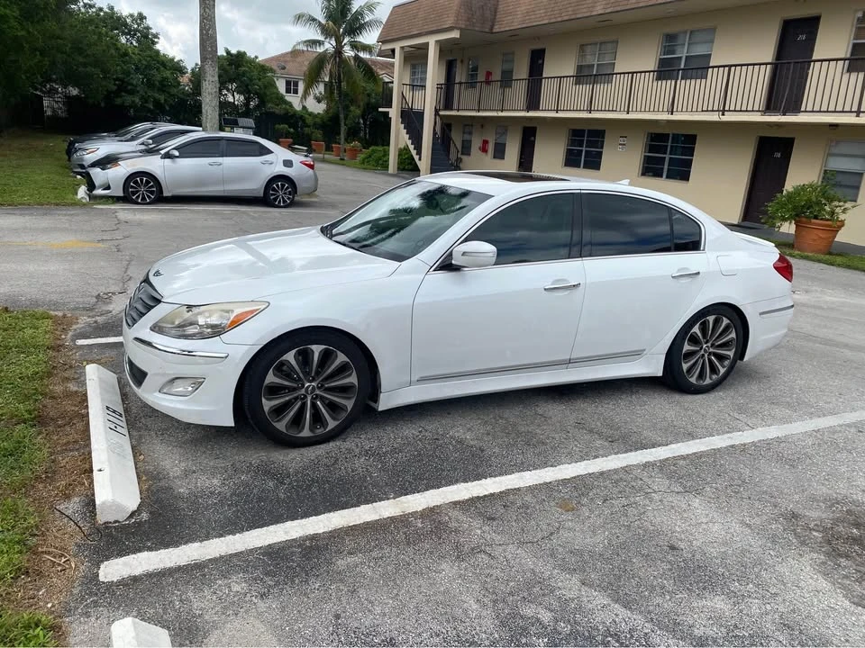2013 Hyundai Genesis - Image 2 of 10