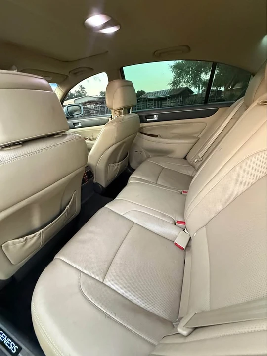 2013 Hyundai Genesis - Image 13 of 19