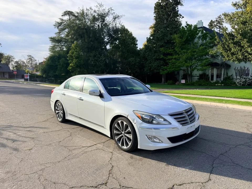 2013 Hyundai Genesis - Image 2 of 8