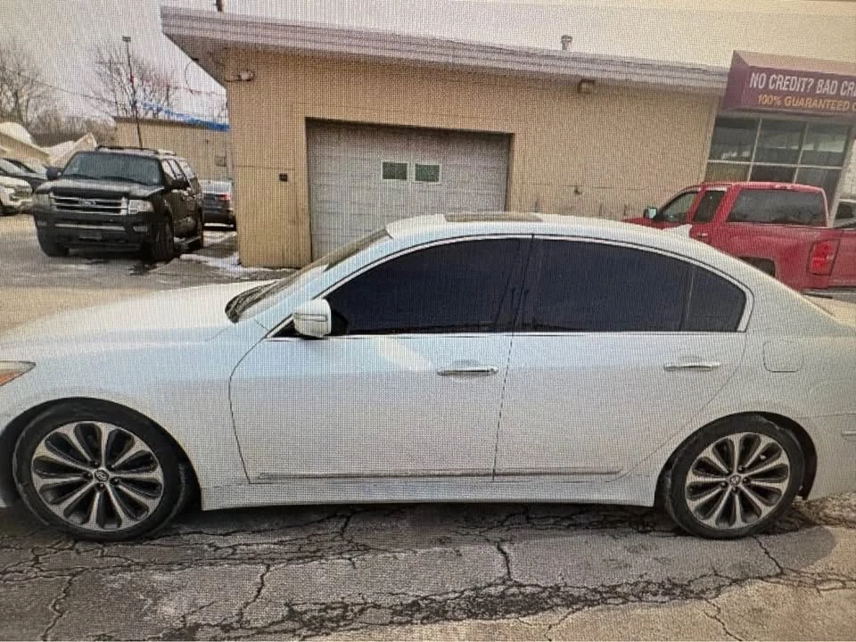 2013 Hyundai Genesis - Image 2 of 4