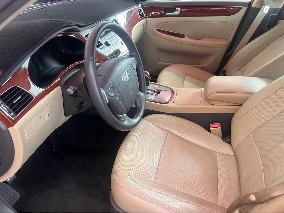 2013 Hyundai Genesis - Image 11 of 19
