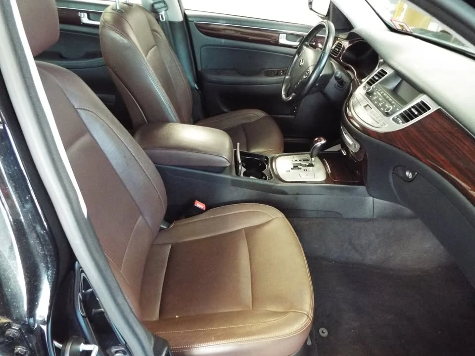 2013 Hyundai Genesis - Image 16 of 17