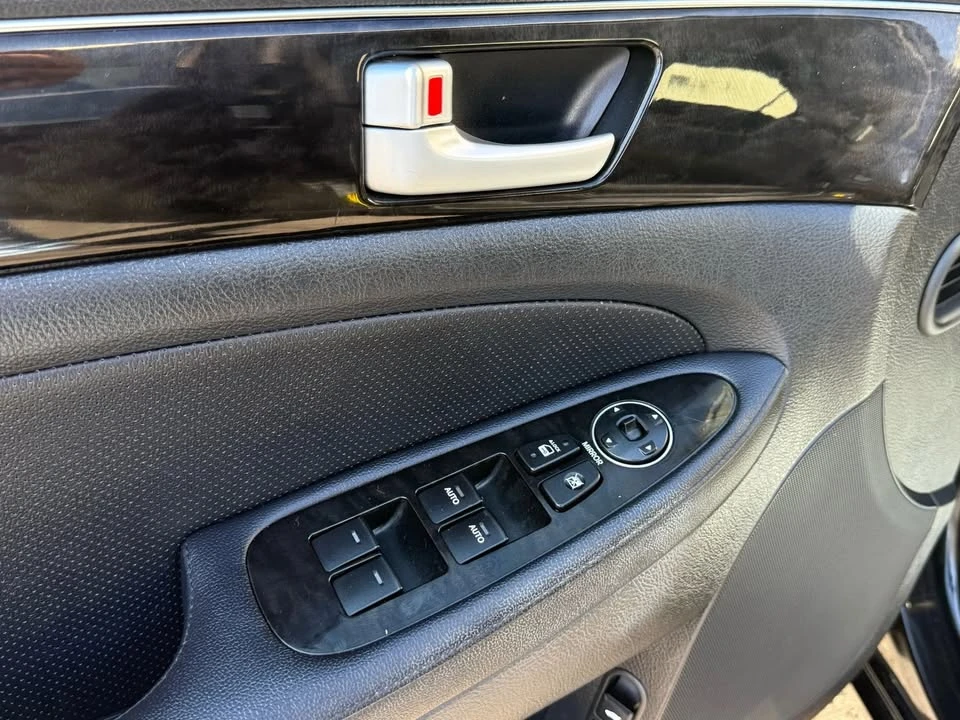 2013 Hyundai Genesis - Image 9 of 20