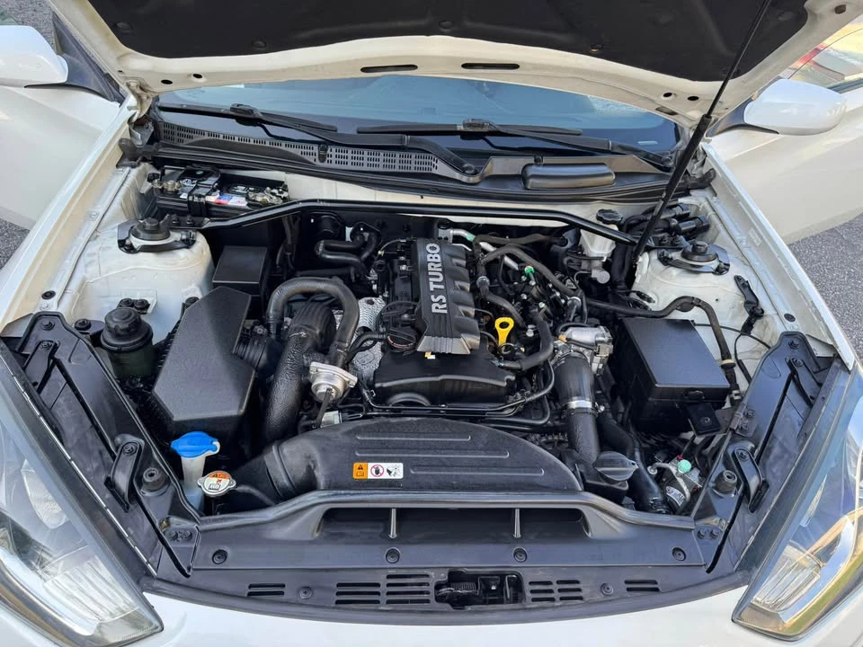 2013 Hyundai Genesis - Image 14 of 19