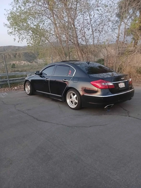 2013 Hyundai Genesis - Image 2 of 5
