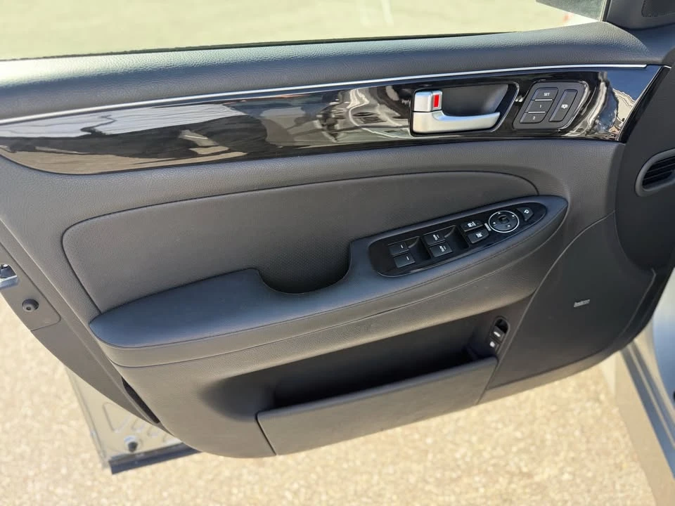 2013 Hyundai Genesis - Image 16 of 19