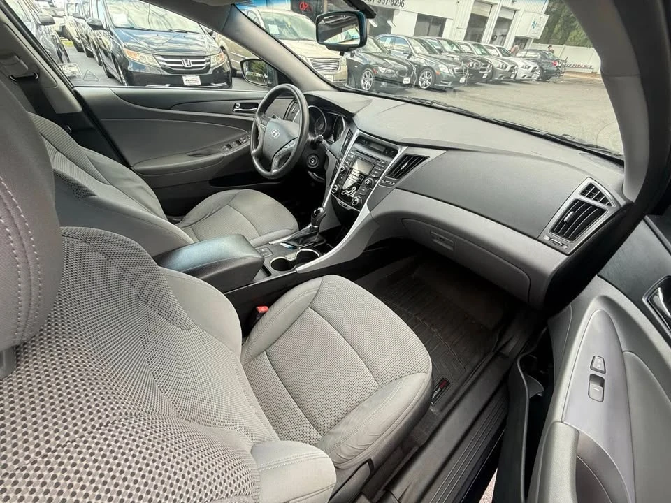 2013 Hyundai Sonata - Image 10 of 18
