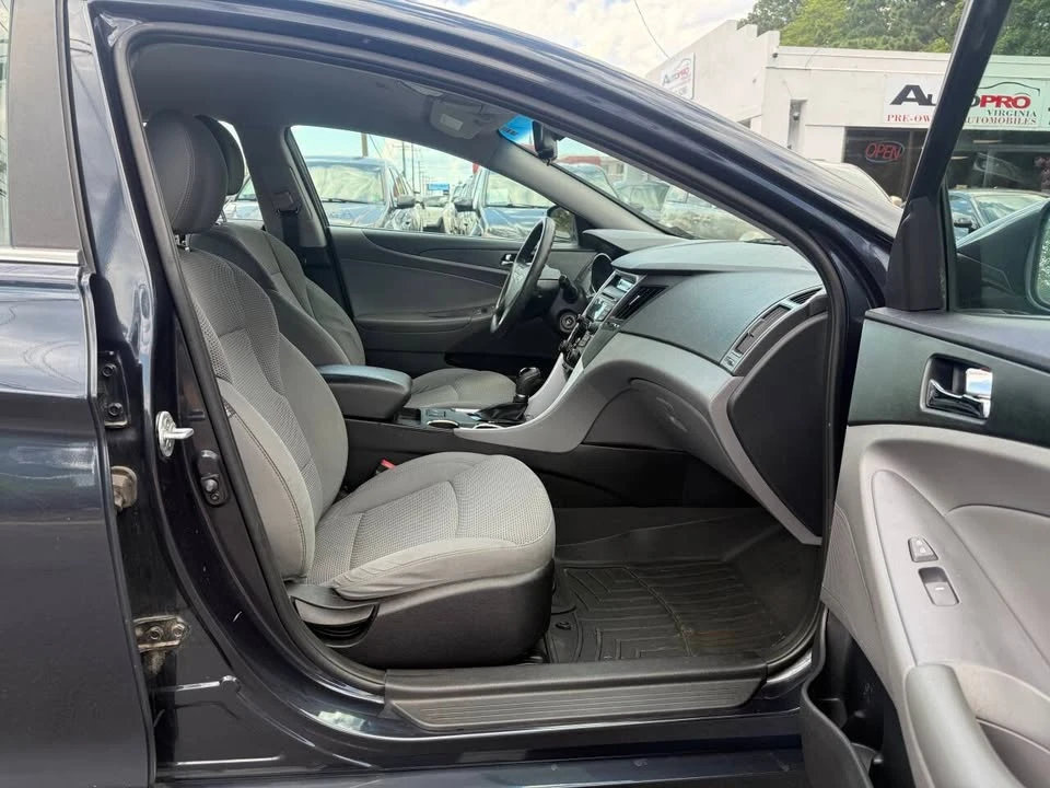 2013 Hyundai Sonata - Image 9 of 18