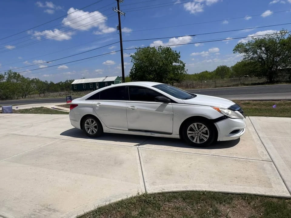 2013 Hyundai Sonata - Image 2 of 10