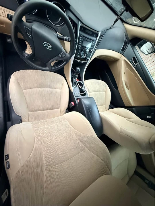 2013 Hyundai Sonata - Image 2 of 3