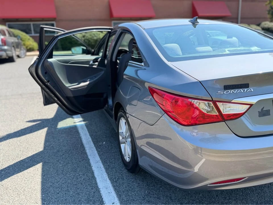 2013 Hyundai Sonata - Image 4 of 8