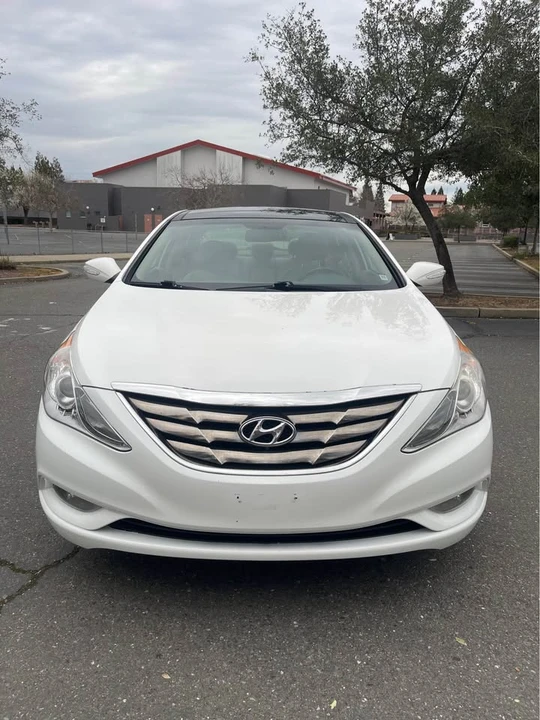 2013 Hyundai Sonata - Image 2 of 19