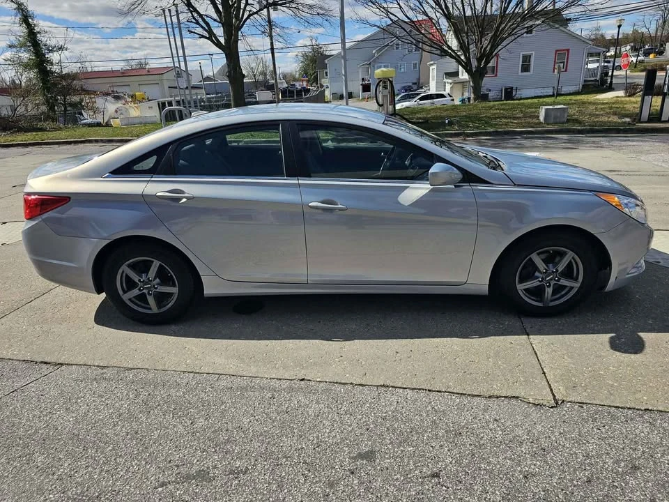 2013 Hyundai Sonata - Image 5 of 9