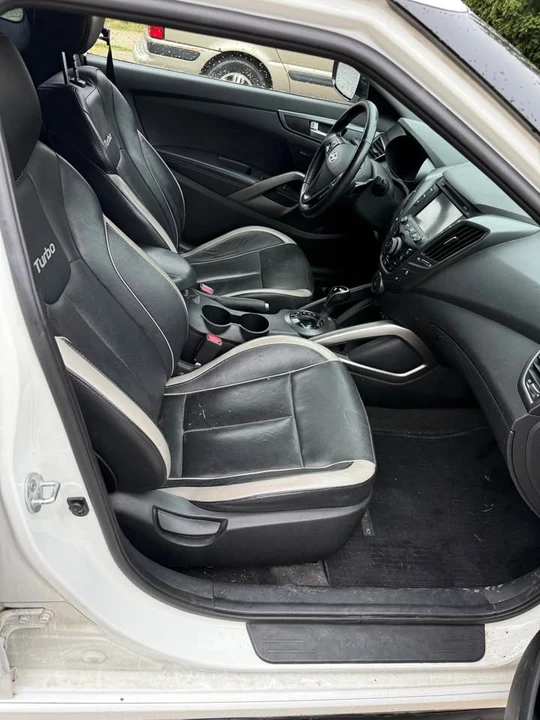 2013 Hyundai Veloster - Image 2 of 18
