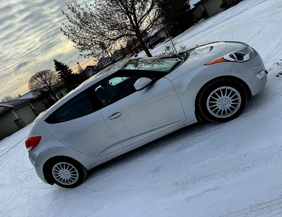 2013 Hyundai Veloster - Image 2 of 14