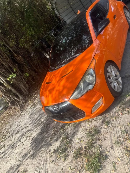 2013 Hyundai Veloster - Image 2 of 3