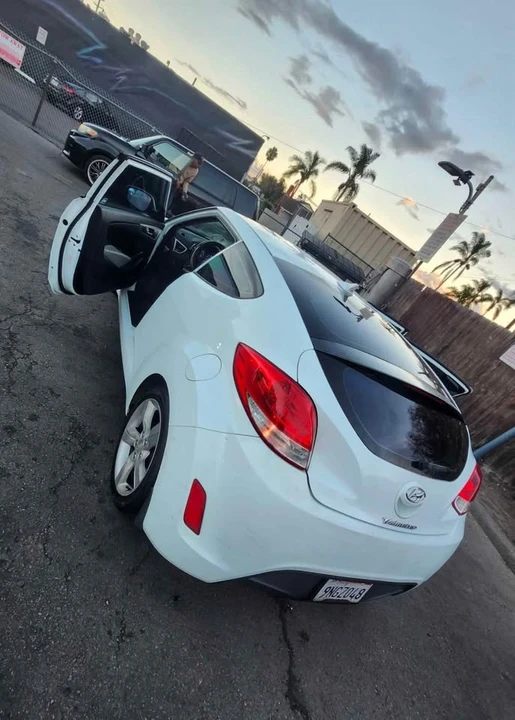 2013 Hyundai Veloster - Image 3 of 11