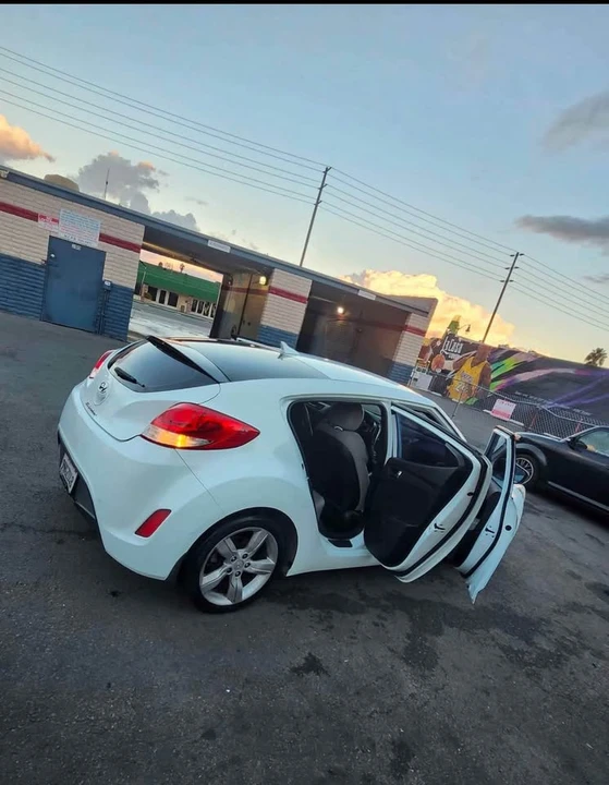 2013 Hyundai Veloster - Image 2 of 11