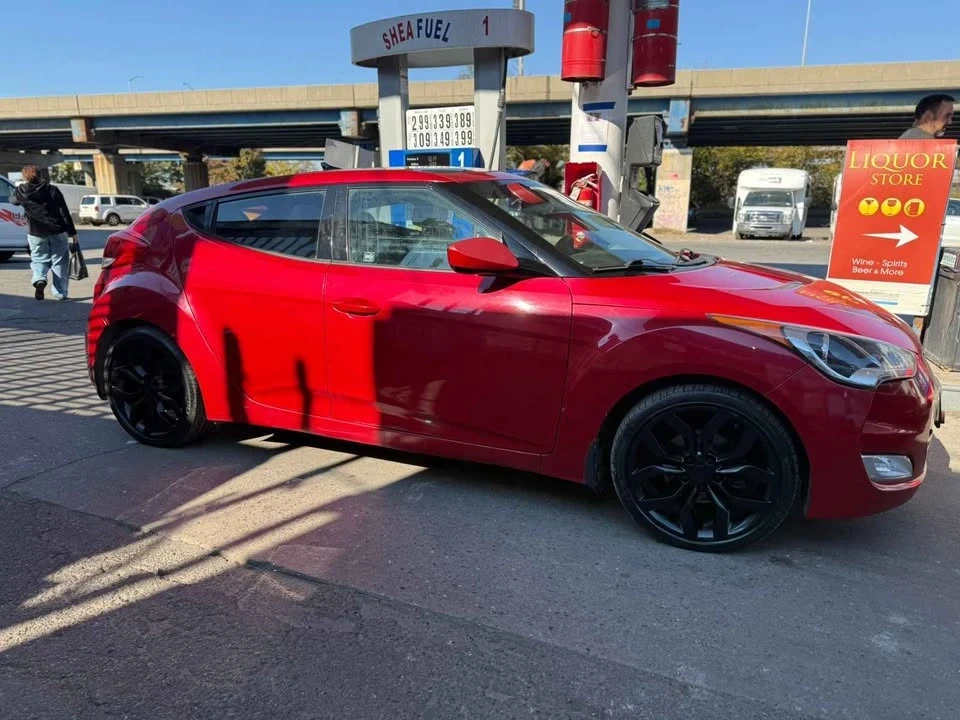2013 Hyundai Veloster - Image 2 of 10