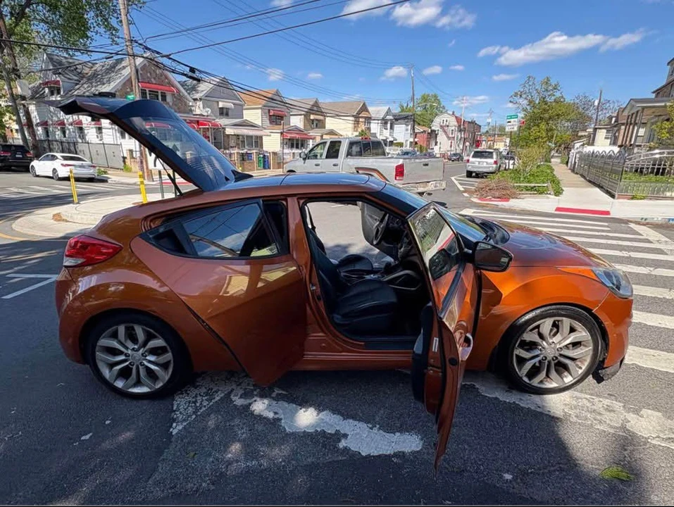 2013 Hyundai Veloster - Image 2 of 3
